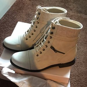 NWT winter white boots